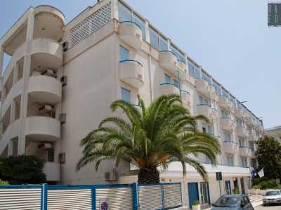 Svoltiamo ora a destra su via Potenza, dove le basse palazzine lasciano spazio ai cinque piani dell�Apulia hotel Eden, nato come pensione �La Primula� alla fine degli anni Sessanta e poi ampliata nel 1987